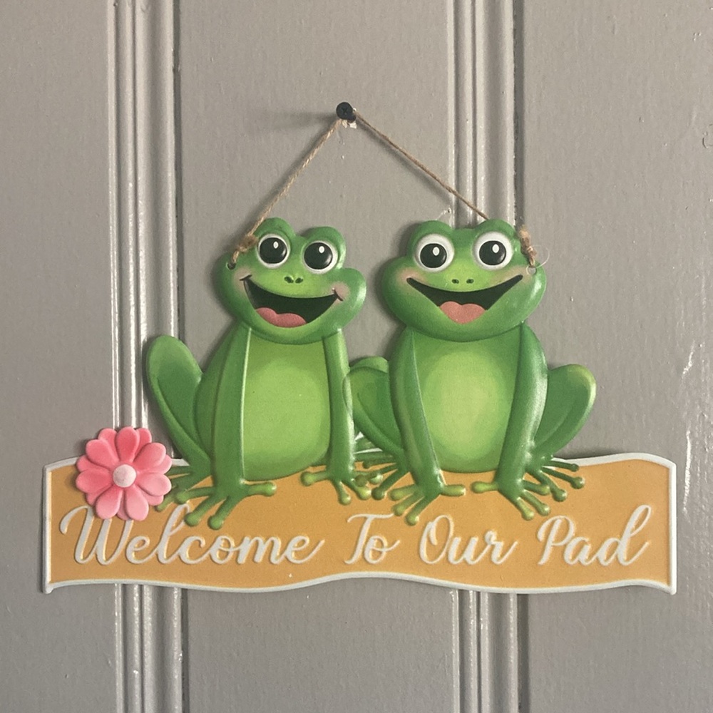 NWT- Absolutely Adorable- Frogs- 🐸- “Welcome To Our Pad” 🌸 Metal Decor Sign